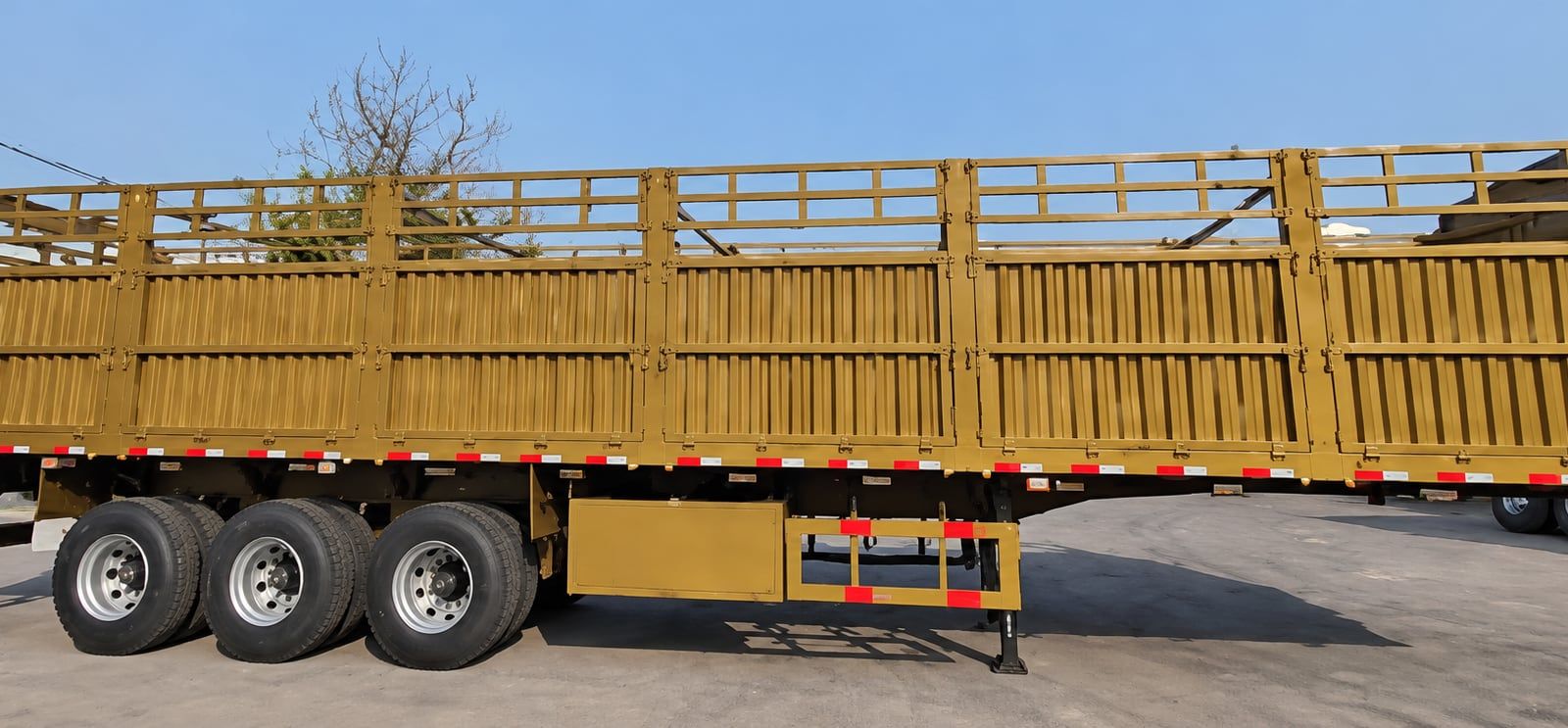 CYP9400CCY Barrier-Panel Transport Semi-Trailer loaded with a full deck of barrier panels, photographed along its length against the sky