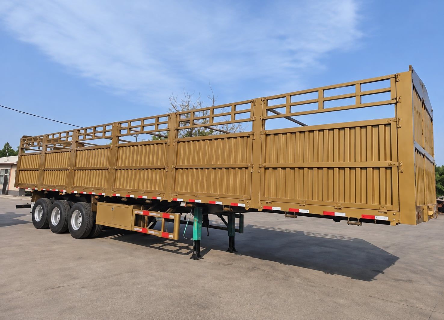 CYP9400CCY Barrier-Panel Transport Semi-Trailer the loaded deck seen from the side, showing how the barrier panels stack