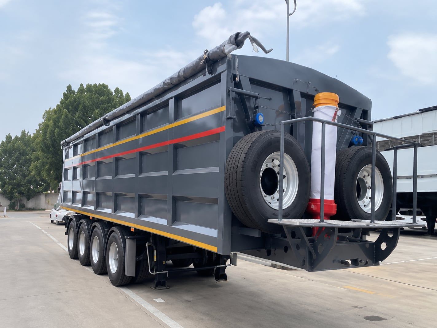 CYP9402ZZX 40 t U-Dumping Semi-Trailer seen from the side, dark grey body, showing the full length and the four axles