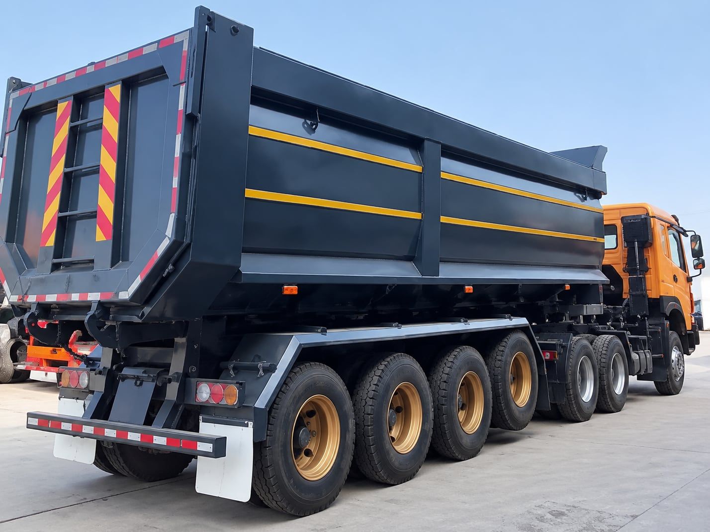 CYP9402ZZX 40 t U-Dumping Semi-Trailer seen from the rear, tailgate and rear underrun bar, coupled to a prime mover