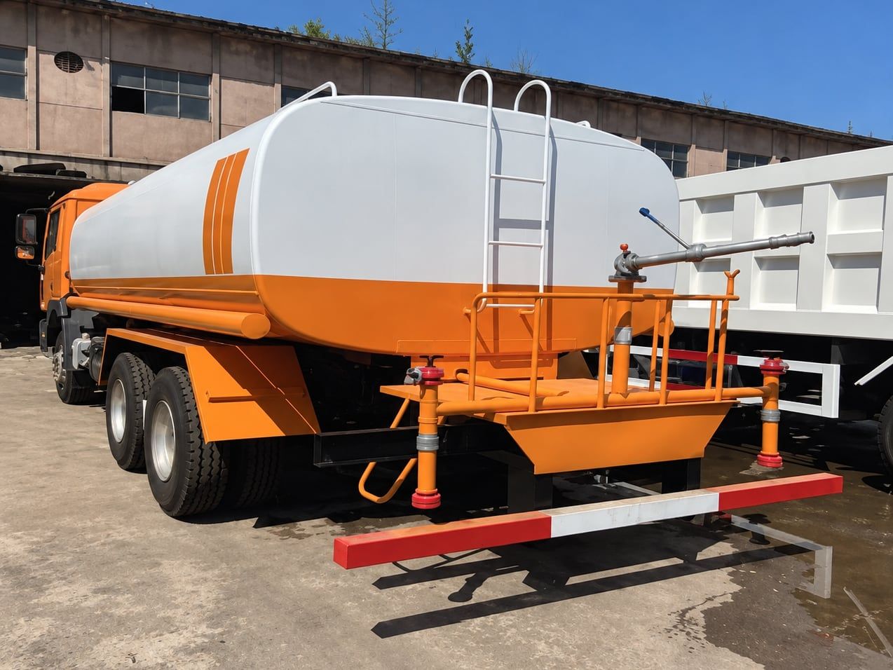 Shacman Delong F3000 6×4 Water Truck seen from the side, white water tank on an orange chassis, access ladder and rear spray bar