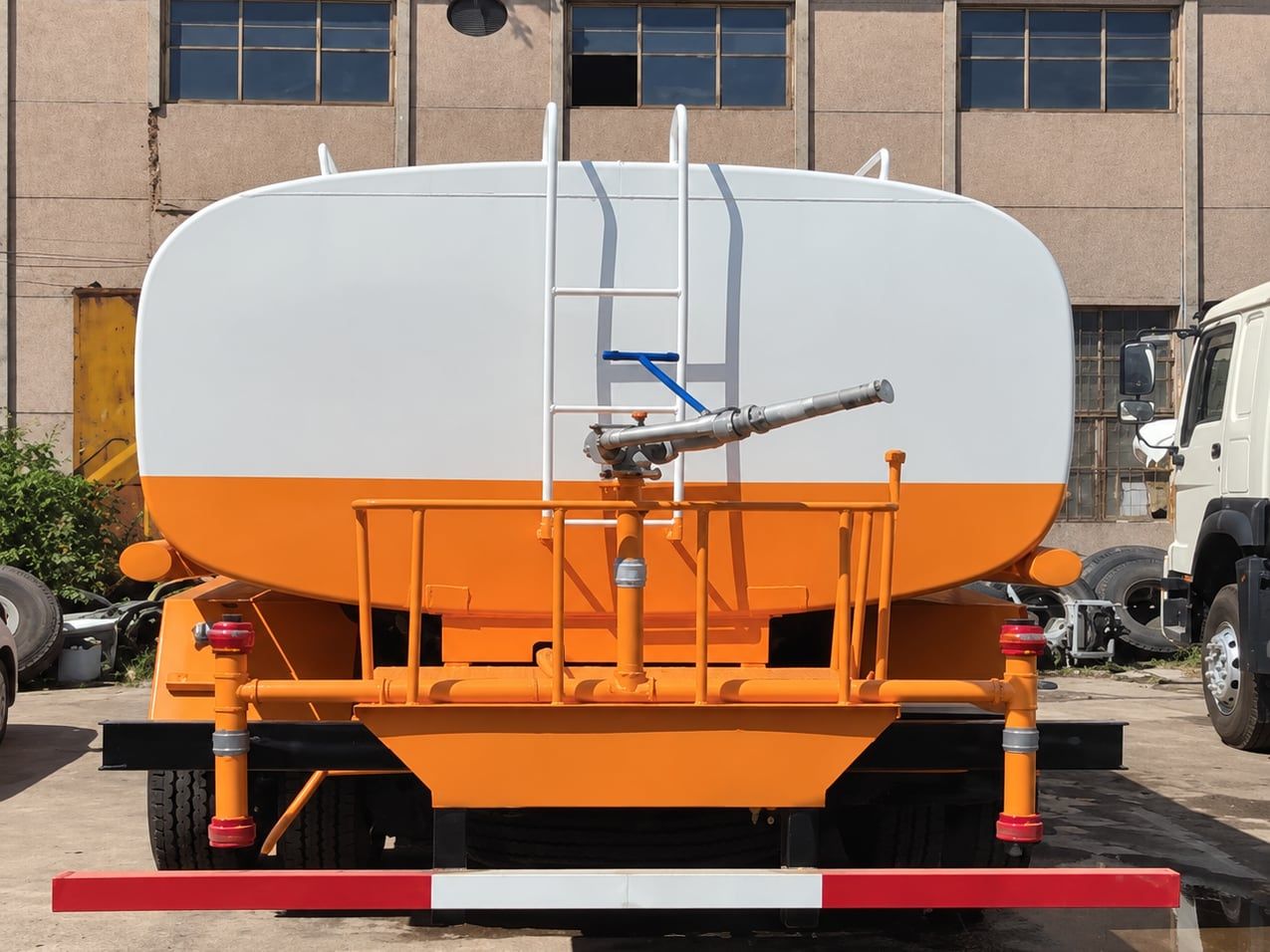 Shacman Delong F3000 6×4 Water Truck the rear of the water tank: the spray bar, the access ladder and the tank end