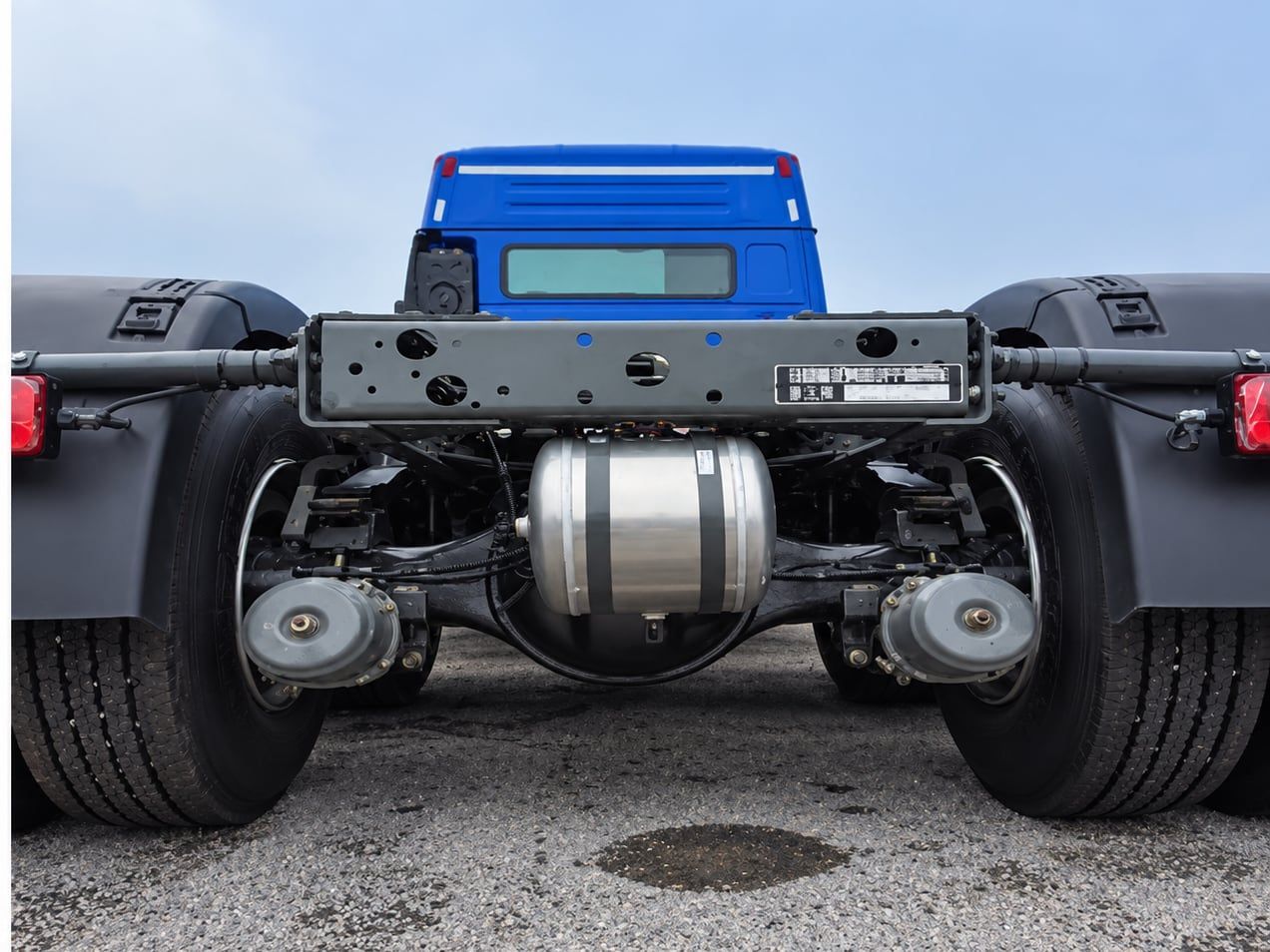 Sinotruk HOWO NX 6×4 Tractor Truck the chassis from behind — fifth wheel, air tank and rear axles