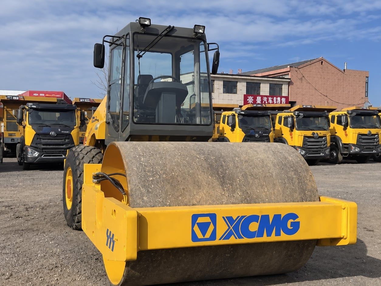 XCMG Single-Drum Road Roller 22 t photographed three-quarter front, yellow XCMG single-drum roller, drum forward