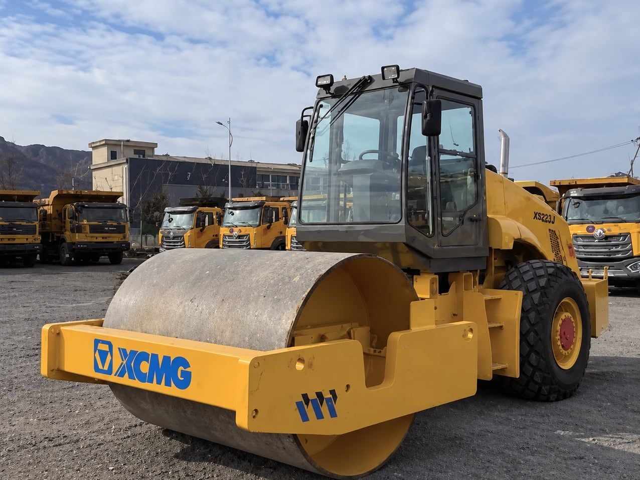XCMG Single-Drum Road Roller 22 t photographed front three-quarter, drum and operator cab, machines behind it in the yard