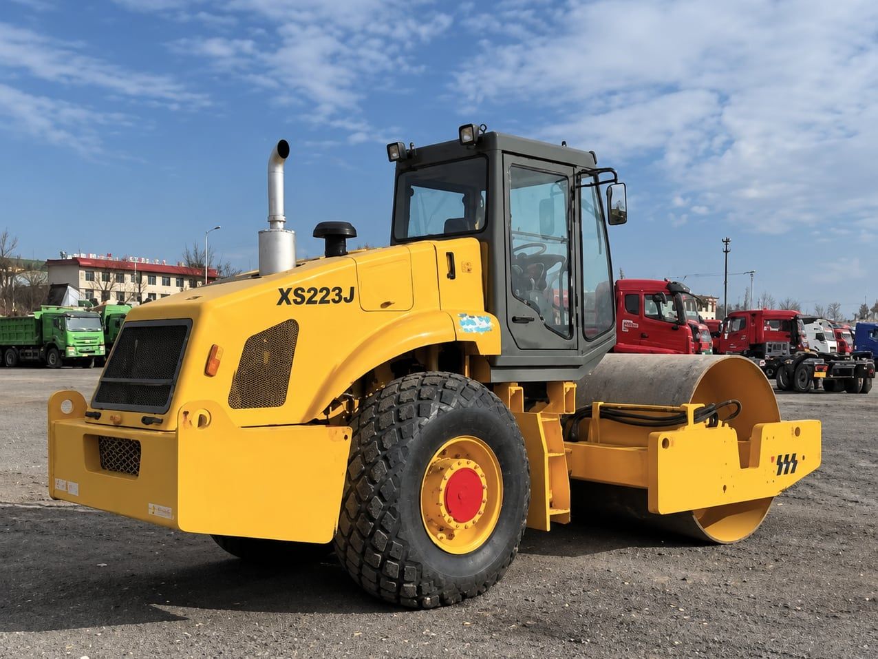 XCMG Single-Drum Road Roller 22 t seen from the side, showing the drum, the operator cab and the rear drive wheels